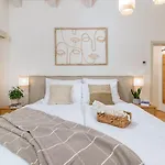 Willa Castello Di Papa By Villsy - With Sea View, Private Pool, Sauna And Jacuzzi Veprinac